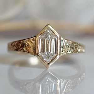 แหวนเพชรทรงหกเหลี่ยม 2 กะรัต ฝังแบบ Bezel Set ทองคำขาว 14K แกะสลักลายอาร์ตเดโคด้วยมือ แหวนแต่งงาน แหวนหมั้นแบบพิเศษ - Product Image 1