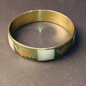 Bracelet unique en résine et laiton avec incrustations d'éléphant et de chameau - Bijou ethnique indien à motif animalier, style mosaïque artisanal - Product Image 2