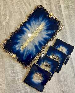 Juego de Bandeja y Posavasos de Resina con Diseño de Galaxia Azul Medianoche, Plato Decorativo de Lujo en Color Azul Marino con Láminas Doradas y Asas de Cristal - Product Image 1
