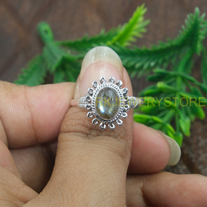 Anillo de Labradorita Natural con Plata de Ley 925, Anillo Hecho a Mano con Cabujón Ovalado, Joyería de Diseño Boho Vintage para Mujer - Product Image 4