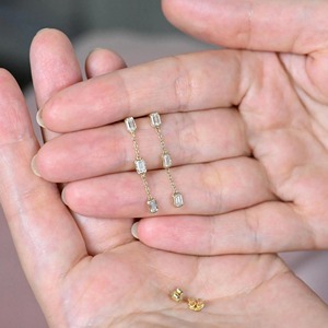 Pendientes Colgantes de Oro 14K con Diamante Cultivado en Laboratorio de Corte Esmeralda y Engaste de Bisel, 1.5 Ct. Tw. Minimalistas y Elegantes para Novia, Graduación, Cumpleaños - Product Image 5