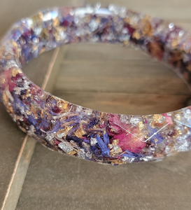Brazalete de Resina Hecho a Mano, Forma Redonda, con Puntos Dorados y Morados, Joyería Coleccionable Artística, Técnica de Fundición - Product Image 6