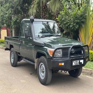 Toyota LandCruiser Pickup Diesel d'occasion, boîte automatique, sièges en cuir, caméra arrière, conduite à gauche, en stock, livraison rapide - Product Image 5