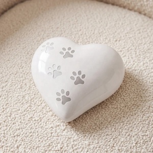 Urne funéraire en métal en forme de cœur avec motif de patte en relief, finition blanche, souvenir commémoratif pour honorer un compagnon bien-aimé - Product Image 4
