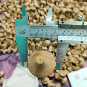 Trompo de madera pequeño hecho a mano, juguete tradicional para niños y coleccionistas a precio económico - Product Image 4