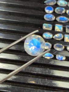 Lot en gros de pierres précieuses naturelles de pierre de lune arc-en-ciel, taillées ovales et en coussin, à facettes, certifiées par un tiers, pour la fabrication de bijoux - Product Image 1