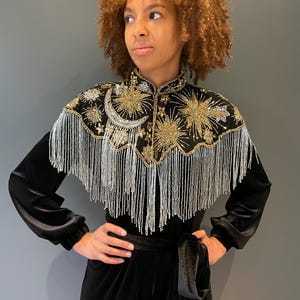 Cape en polyester noire ornée de fleurs, avec longues franges et franges brodées de perles pour adulte - Product Image 5