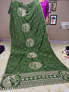 Dupatta de Seda Crepé Rangoli con Patrón de Peces Decorativo en Ambos Lados, Colección Étnica Especial de NRI Boutique - Product Image 3