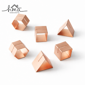 Ensemble de porte-cartes géométriques en or rose, comprenant des modèles cube, pyramide et hexagone, supports de table modernes et minimalistes - Product Image 1