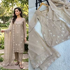 Élégant shalwar kameez en viscose orné de cristaux, avec un bas fluide et un dupatta en organza épais et élégant, disponible du S au XXL. - Product Image 4