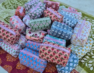 Pochette de voyage en coton pour femmes, personnalisée, faite à la main, avec monogramme floral matelassé, pour cosmétiques - Product Image 5