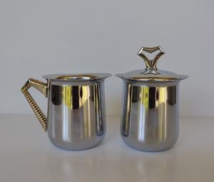 Jarra de Crema para Café de Lujo con Acabado Metálico Elegante - Product Image 1