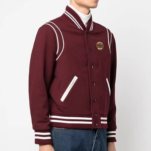 เสื้อแจ็คเก็ตวาร์ซิตี้สีแดงเลือดหมูสำหรับผู้ชาย พร้อมดีไซน์ปักลายแบบแพทช์ ปกเสื้อแบบพับได้ ทรงปกติ เสื้อแจ็คเก็ตวาร์ซิตี้ปักลาย - Product Image 5