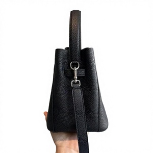 Bolso de Hombro Pequeño Royaa de Cuero Genuino Minimalista con Asa Superior, Hecho a Mano para Mujer, 30x18x10CM, Cierre de Cremallera, Portátil - Product Image 2