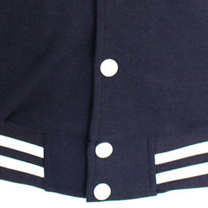 Chaqueta Varsity Personalizada de Lana para Hombre, con Cuero Auténtico, Color Negro con Logos, Parches y Etiquetas Impresos en Rojo - Product Image 5