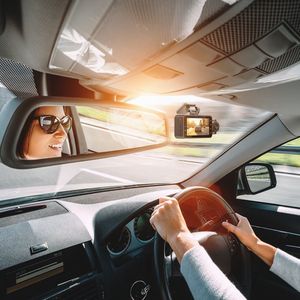 Telecamera da cruscotto a 3 canali per auto con telecamere frontali 1080P, interne/posteriori 480P, visione notturna, 4 luci IR per lato e funzioni di parcheggio e retromarcia - Product Image 5