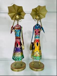 Ensemble de figurines de couple en métal faites à la main - Design Art Déco articulé pour les célébrations de Diwali et de Pâques - Product Image 2