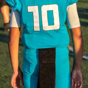 Serviette de football de haute qualité 100% coton, couleur unie, design personnalisé pour les joueurs de position de quartier-back, avec logo, douce et confortable pour adultes - Product Image 6