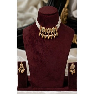 Ensemble collier et boucles d'oreilles choker en moissanite plaqué or de qualité supérieure, style Rajwadhi, pour collection de mariage. - Product Image 2