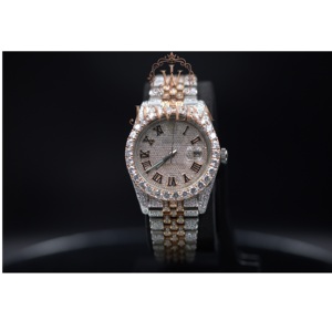 Montre en acier inoxydable de qualité supérieure avec diamants Moissanite, idéale pour les cadeaux d'entreprise et les événements formels, disponible à la vente - Product Image 1