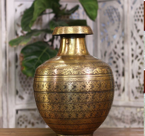 Kalash ornamental de latón con figuras de dioses en relieve y tallados tradicionales de templo. Disponible a precios de mayorista. - Product Image 3