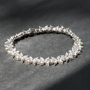 Bracelet de tennis floral de luxe pour femme, plaqué or blanc, avec cristaux étincelants taille marquise et taille rond, idéal pour un mariage - Product Image 2