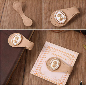 Marcapáginas de cuero premium con diseño de hoja de arce, regalo para estudiantes, profesores y lectores apasionados en todo el mundo, a la venta a un precio asequible. - Product Image 4