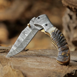 Couteau pliant en acier Damas avec manche en corne de bélier courbé, étui en cuir pour ceinture, couteau de poche pour la chasse et le camping, fabriqué par le fabricant - Product Image 2