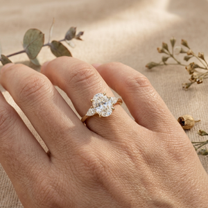 Bague de fiançailles en or avec diamant taille ovale, trois pierres, bague de mariée, pierre latérale en forme de poire, bague de promesse pour femme - Product Image 5