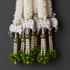 Guirnalda Decorativa Blanca con Diseño de Vaca Gopala, Flores de Mogra y Borlas de Perlas para Janmashtami, Pooja, Decoración de Puerta de Mandir, Venta al por Mayor - Product Image 4