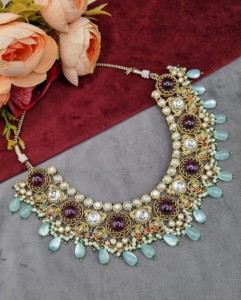 Collier Kundan en pierre ronde non taillée avec boucles d'oreilles et mangtika assortis, bijoux de créateur plaqués or antique, fabricant de bijoux. - Product Image 5