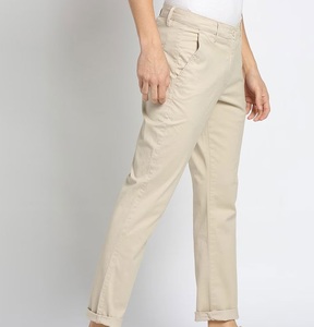 Pantalones chinos transpirables color beige, corte ajustado, con bolsillos, tela de verano, fabricados por Cumbre Sports, servicio OEM, venta al por mayor. - Product Image 5
