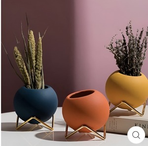 Pots à fleurs minimalistes en argile avec support métallique, design circulaire, pour la décoration de plantes d'intérieur sur bureau, en bleu marine, orange et jaune - Product Image 1