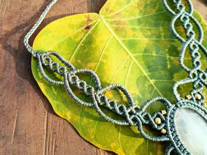 สร้อยคอไม้ไผ่ลายใบไม้ถักมาคราเม่สีขาว ผลิตโดยบริษัทมังกัลมาย งานแฮนด์เมดประดับอัญมณีธรรมชาติ สร้อยคอคลาสสิก ขายส่ง - Product Image 4