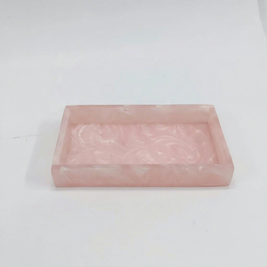 Assiette décorative rectangulaire rose en résine, gravée, polie, design minimaliste, écologique, compatible lave-vaisselle, en stock - Product Image 1