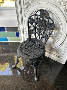 Ensemble de chaises de jardin en fer de style victorien KHP, résistant aux intempéries, avec motif floral, conçu pour une personne - Product Image 5