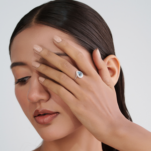 Fabricante de Diseños Personalizados de la Mejor Calidad 1ct. Anillo Halo con Forma de Pera de Aguamarina y Diamantes, Última Moda en Joyería Fina de Oro Blanco de 14K - Product Image 4