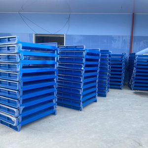 Paleta de acero construida con un marco resistente y alta capacidad de carga, adecuada para operaciones de almacenamiento, manipulación y transporte. - Product Image 1