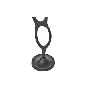 Ensemble de porte-bougies en métal noir mat avec des motifs ajourés organiques sur les tiges, en trois hauteurs dégradées, pour la décoration de la maison - Product Image 5