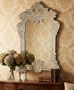 Miroir vénitien décoratif haut de gamme avec motifs floraux gravés à la main, bords biseautés et design d'accent mural classique sophistiqué - Product Image 1