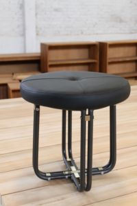 Taburete Moderno Compacto de Acero con Acabado Duradero y Diseño Minimalista - Product Image 5