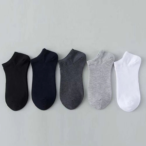 Chaussettes de sport courtes pour hommes, de haute qualité, personnalisées, en gros, avec impression sur mesure. - Product Image 4
