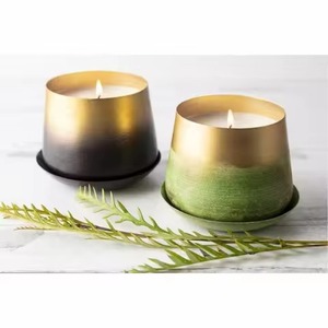 Pot à bougie décoratif en métal antique avec finition artistique pour l'affichage des bougies et la mise en scène d'événements - Product Image 1