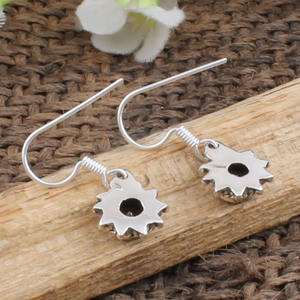 Pendientes Colgantes Vintage Hechos a Mano de Plata de Ley 925 con Granate Rojo Natural para Bodas, Aniversarios y Fiestas - Product Image 6