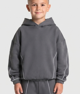 Ensemble de survêtement personnalisé gris foncé pour garçons avec lignes contrastées, sweat à capuche respirant en molleton de coton doux et pantalon de survêtement à jambes larges, fabrication OEM - Product Image 3
