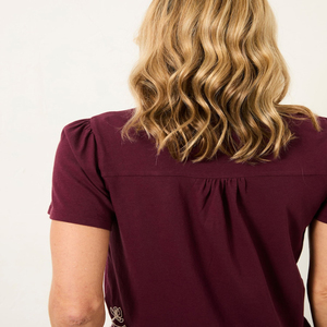 Camiseta de Mujer con Cuello Redondo y Bordado Floral Color Borgoña, Manga Corta, Corte Regular, Informal, 100% Algodón, Tejido de Punto, Diseño Personalizado - Product Image 5