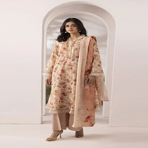 Les dernières créations de shalwar kameez pakistanais de marque pour femmes, en coton/lawn, imprimés. - Product Image 1