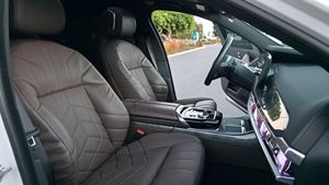 Excelente Auto Usado de Última Generación 2023 BMW i7 xDrive60 Sedán Listo para Enviar a Todo el Mundo - Product Image 2