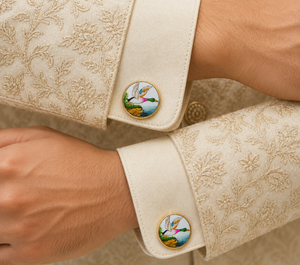Boutons de manchette en laiton émaillé faits à la main, motif canard sauvage en vol, base blanche, finition dorée, marque Mayrabygungun, origine Rajasthan - Product Image 3