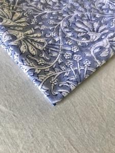 ผ้าฝ้ายพิมพ์ลายด้วยมือ – ลายดอกไม้โบราณ |   ฐานสีเทาพร้อมลวดลายสีขาว |   สิ่งทอทำมือจากอินเดีย - Product Image 3